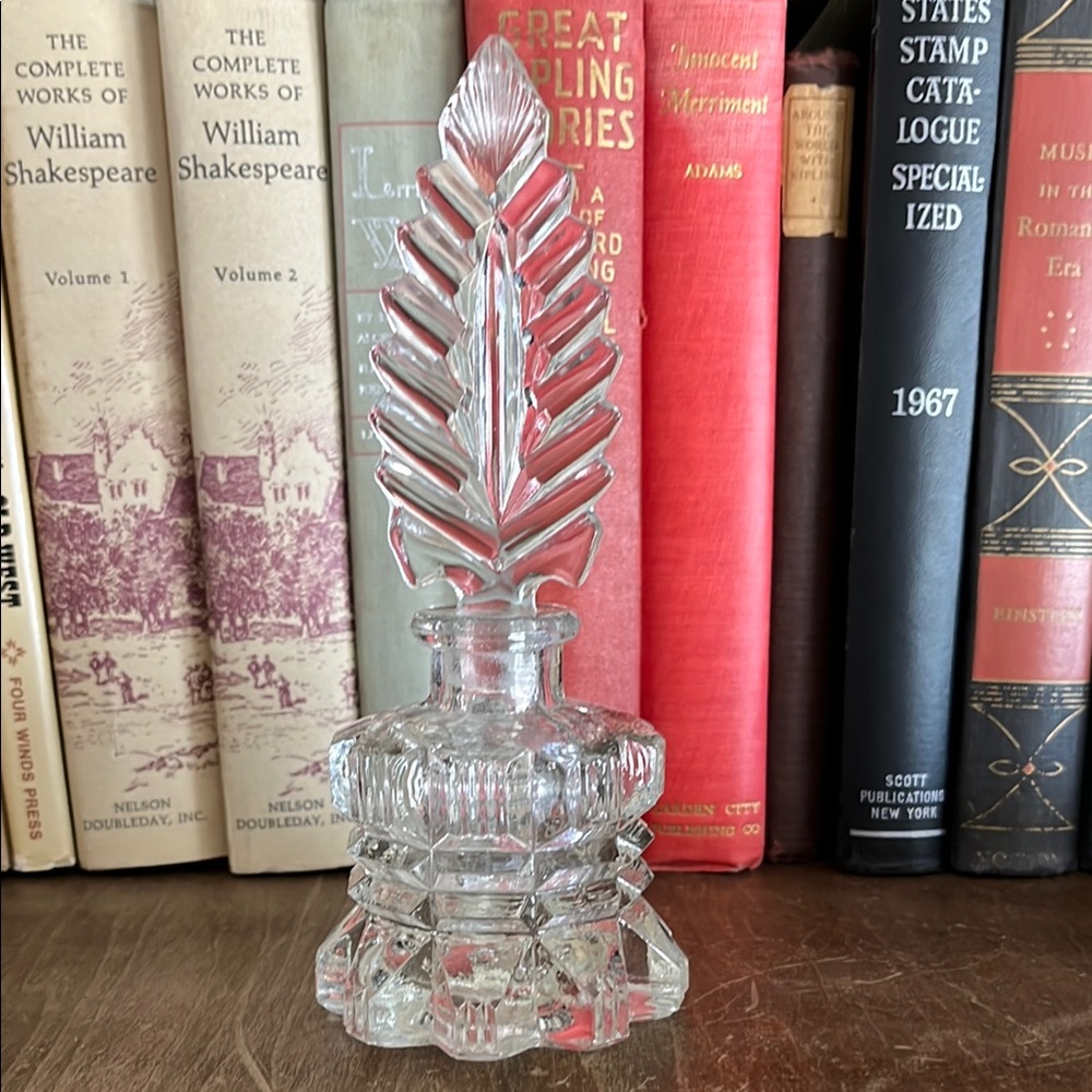 Vtg Leaf Stopper Perfume Bottle Pressed Glass Starburst Cut 6.5” Vanity Décor